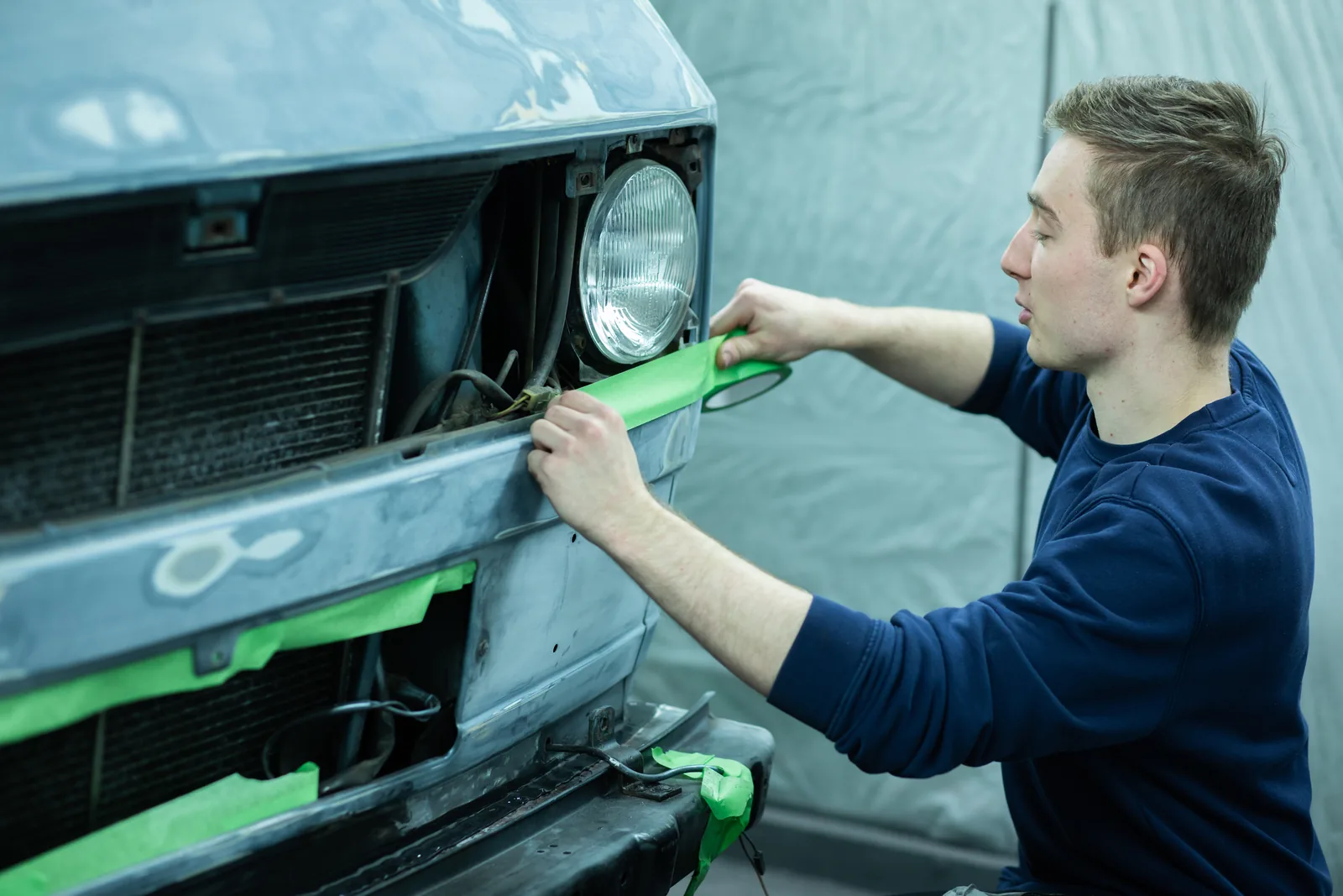 Arbeit an der Front eines Fahrzeugs