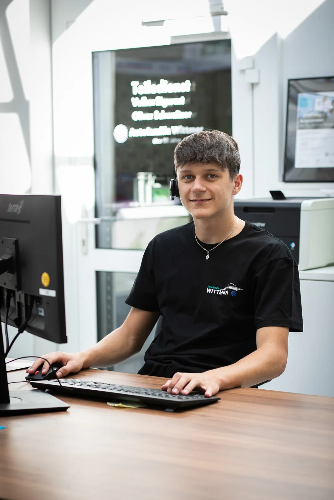 Mitarbeiter am Arbeitsplatz im Service