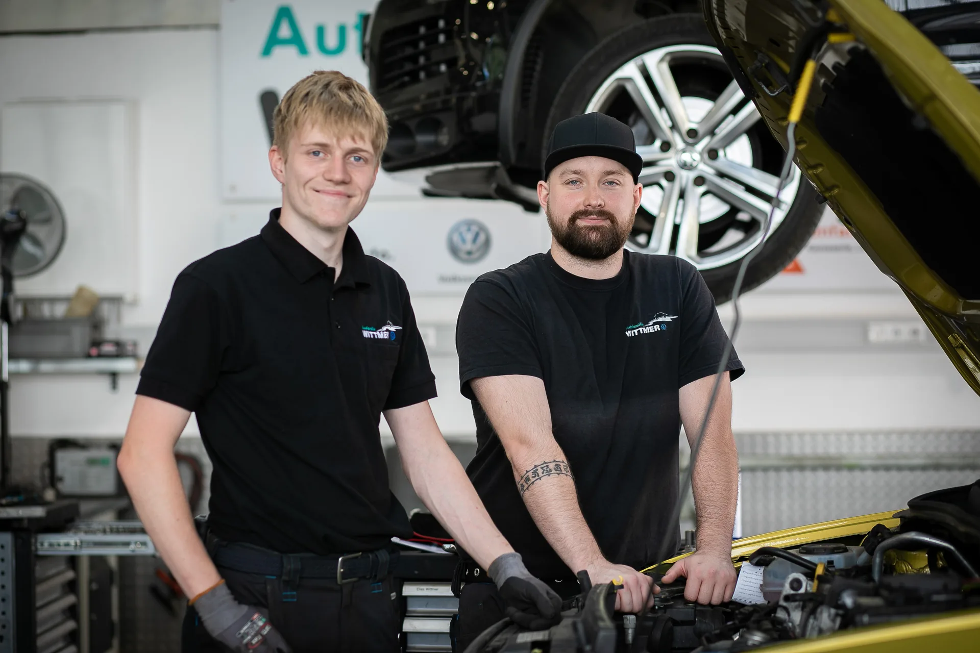 Zwei Kollegen aus dem Wittmer-Team am Fahrzeug in der Werkstatt