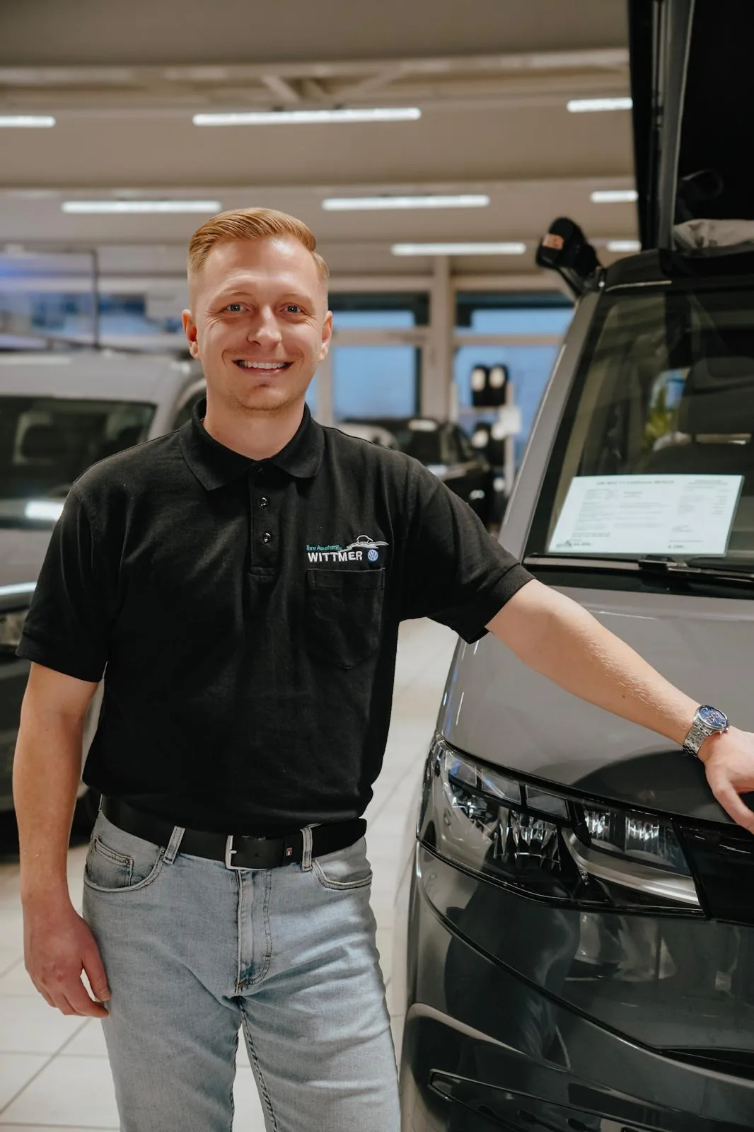 Mitarbeiter im Autohaus
