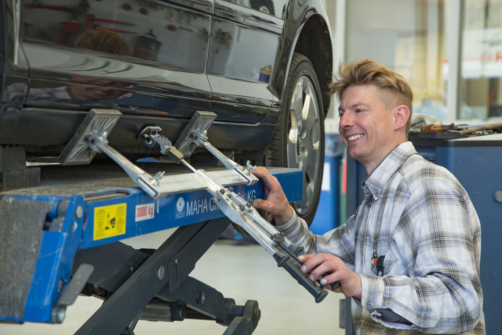 Mitarbeiter bei technischen Arbeiten am Fahrzeug